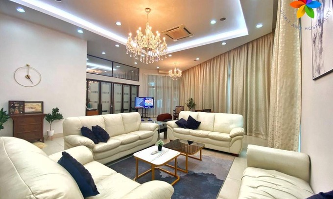 Subang Jaya House | 465 m² House ∙ 8 bedrooms ∙ 40 guests