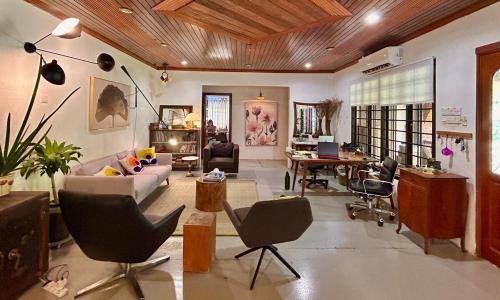 Tunku Apartment | Chic Designer Family Rooms in Shared Bungalow near LRT SS1 PJ
