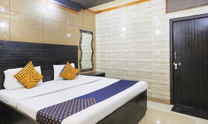 Ghaziabad Hotel | Hotel ∙ 3 guests