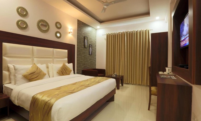 Mahipalpur Hotel | Hotel Arch -Stunning Double Bedroom Near Aerocity in New Delhi