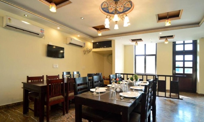 Amer Fort Road Hotel | HOTEL SURYA GARH