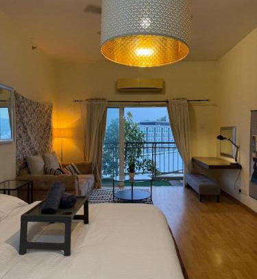 Sri Hartamas Apartment | KL Hartamas Studio, King Bed, Pool, Wifi Smart TV