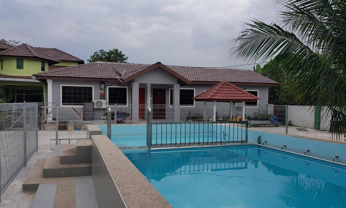 Merbau Sempak House | Mri Homestay Sg Buloh - Hs1b - One Bedroom Homestay