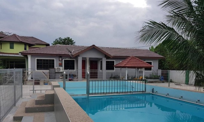 Merbau Sempak House | Mri Homestay Sg Buloh - 3 Br House on First Floor with Centralised Pool