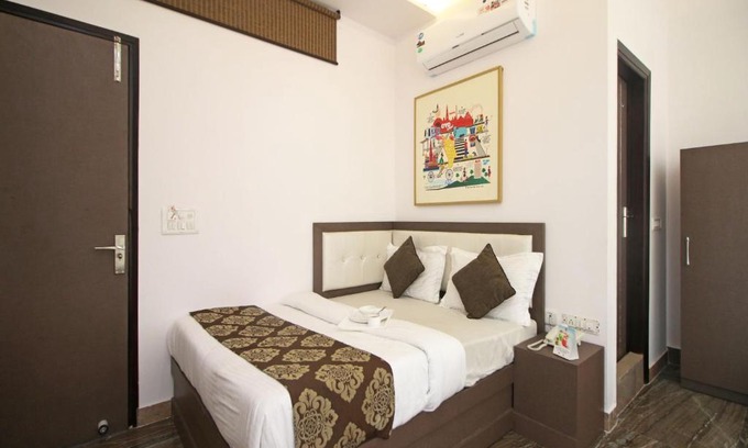 Pashim Vihar Hotel | OYO 393 Hotel RK Grand Inn