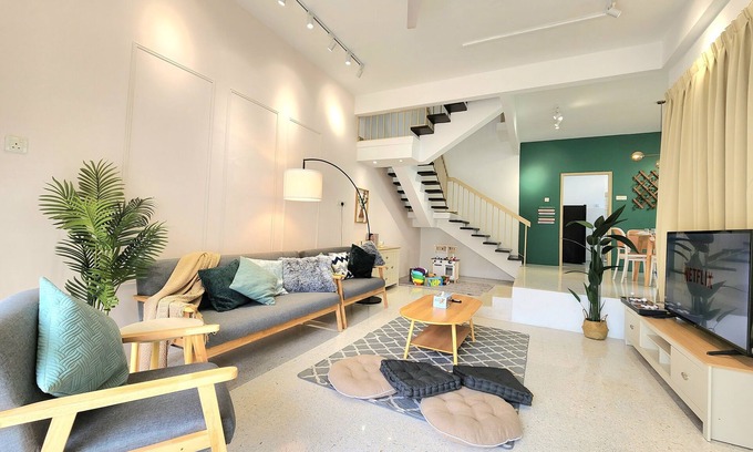 Ss 4 House | Petaling Jaya Kelana Jaya Spacious 4-bedroom townhome with AC, WiFi, Netflix