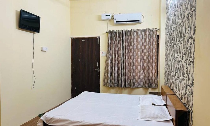 Varanasi Resort | Private room ∙ 3 guests