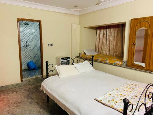 Lake Swaroop Sagar House | Pushpanand Guest House