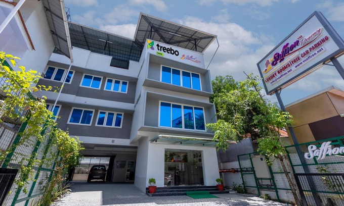 Vazhicherry Ward Hotel | Treebo Vsaffron Regency, Punnamada Lake