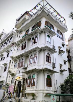 Lake Swaroop Sagar Hostel | Whereabout Hostel Udaipur