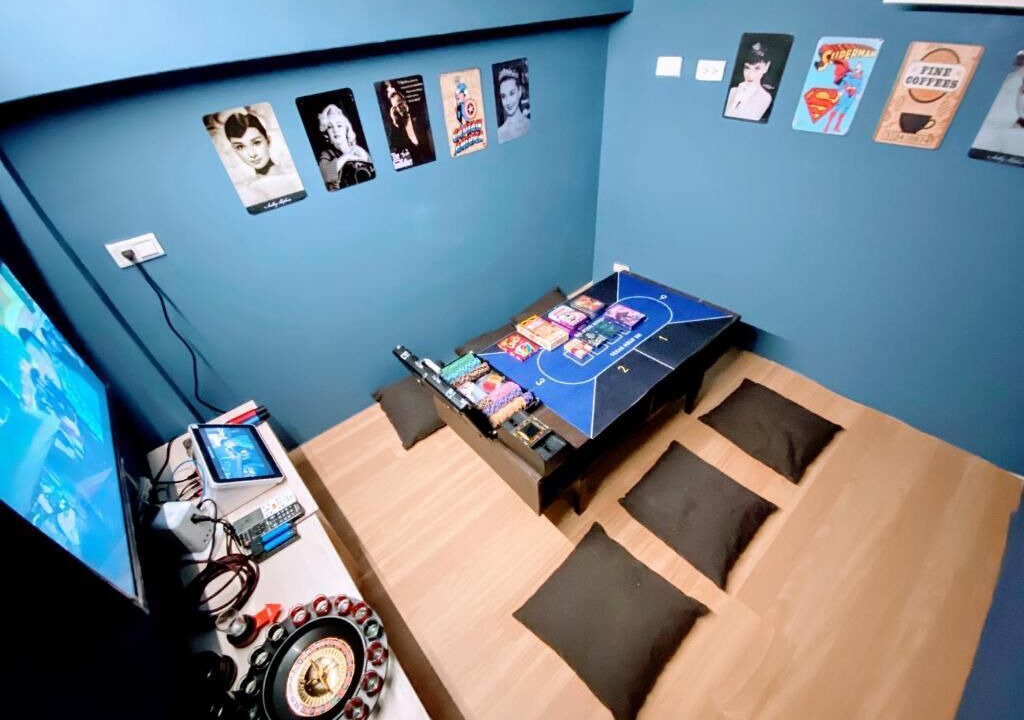 Eluan Apartment | Family Room with Bath
