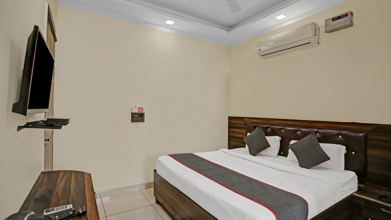 Photo of Bedroom in Sector 70