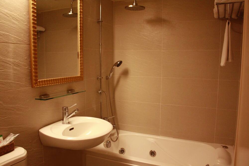 Photo of Bathroom in Ren'ai District