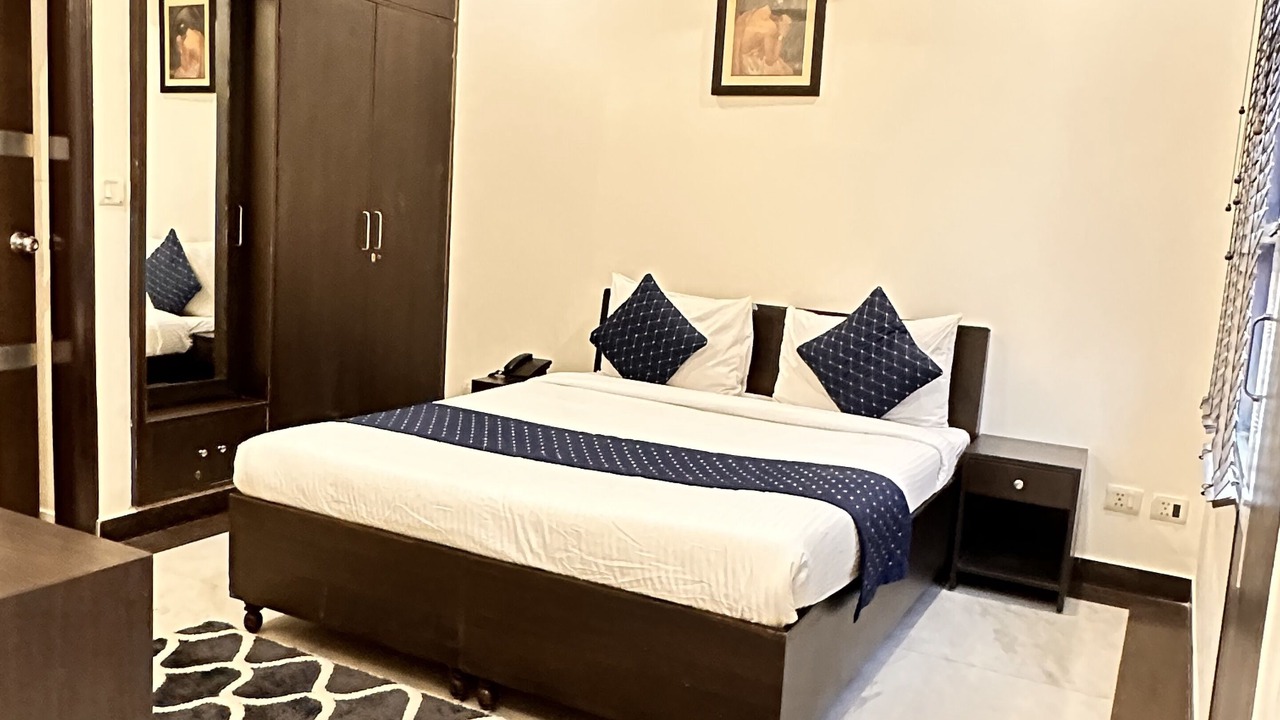 Photo of Bedroom in DLF Phase 3