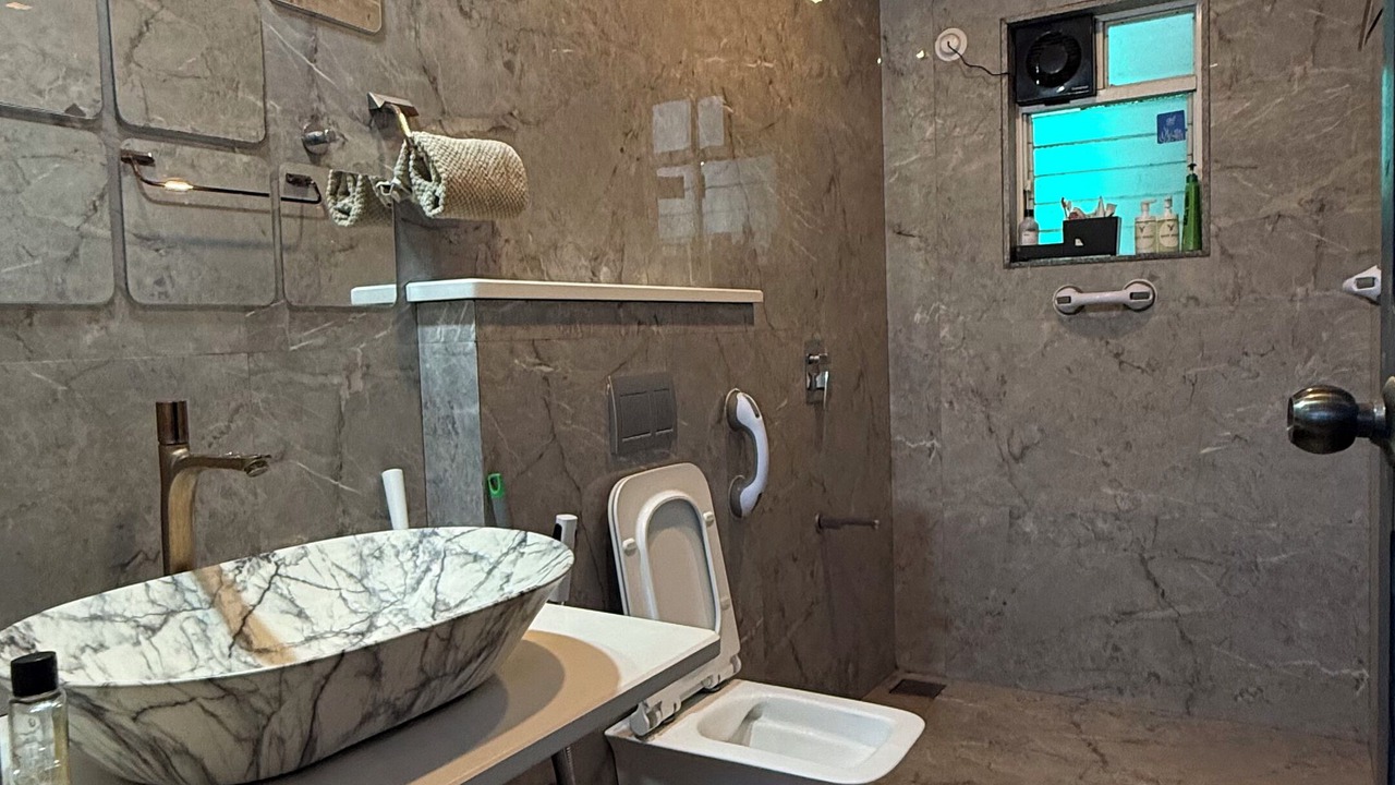 Photo of Bathroom in Javan