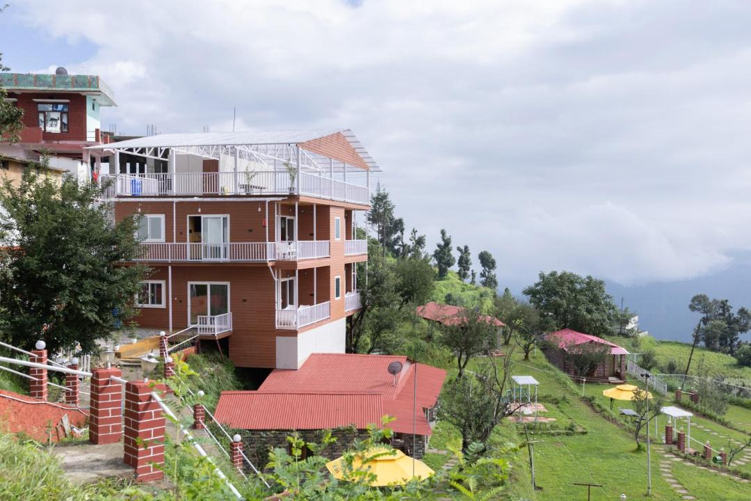 Photo of Buildings in Kanatal