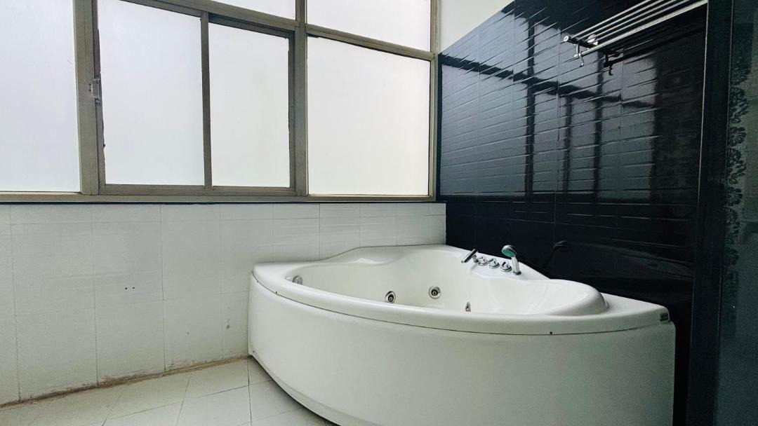 Photo of Bathroom in DLF Phase 3