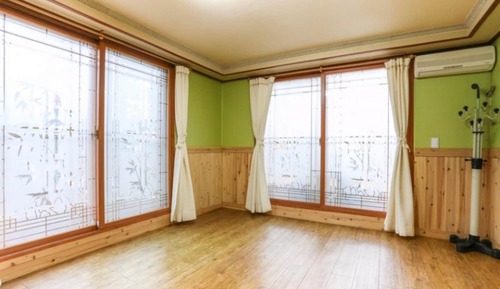 Room (Room 301)