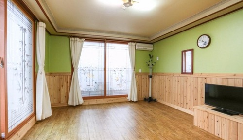 Room (Room 201)