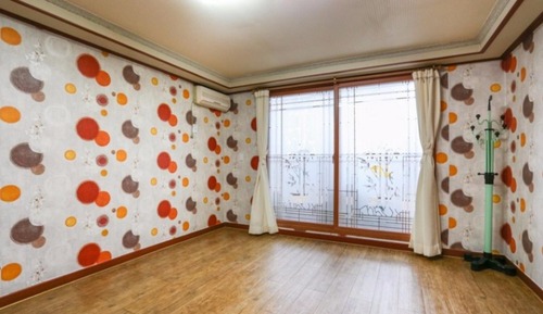 Room (Room 203)