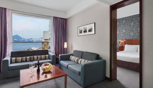 Junior Queen Suite