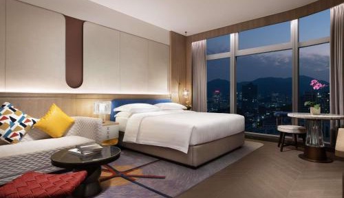 Deluxe King Room with City View