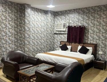 Queen Room with Shared Bathroom