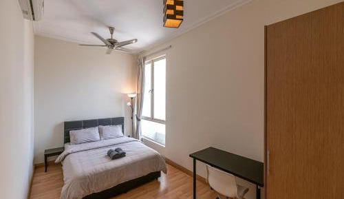Queen Room with Shared Bathroom