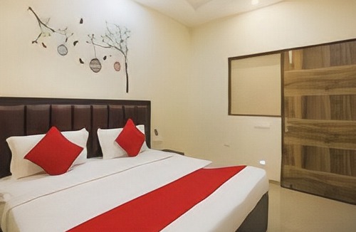 Baraula Hotel | OYO 78247 Crown Inn