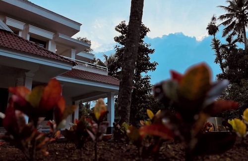 Thanneermukkom Villa | Lakeshore Premier Serviced Villa - Professionally staffed - Food & Accommodation