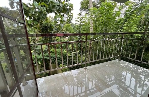 Thanneermukkom Villa | Lakeshore Premier Serviced Villa - Professionally staffed - Food & Accommodation