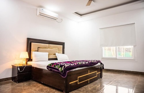 Faridabad Other | Luxurious 4BHK Farmhouse Retreat with Private Pool