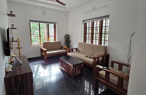 Kochi House | Family friendly 4 bedrooms with airconditioners, spacious, fully equipped house.
