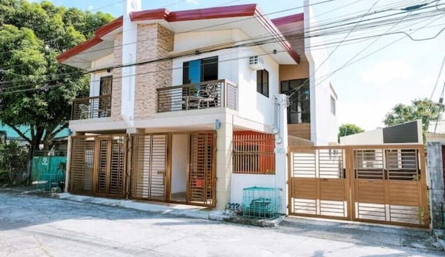 Carmen's Place A: 4- rm duplex, gated, safe, near