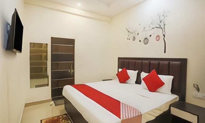Baraula Hotel | OYO 78247 Crown Inn